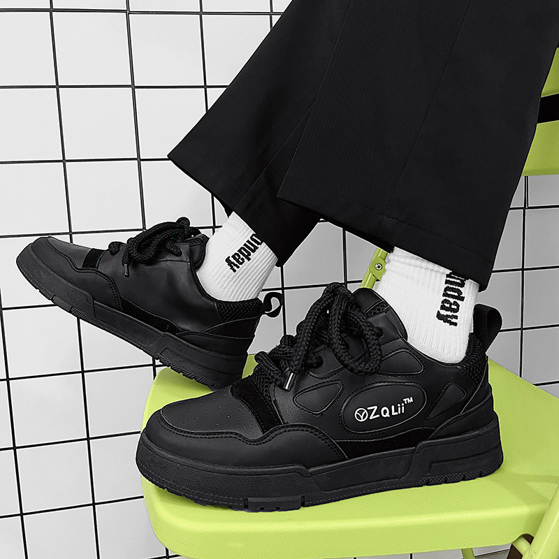 Nauji batai vyrams Madingi korėjietiško stiliaus laisvalaikio batai Patogūs sportbačiai su riedlente Mišrios spalvos Suvarstomi vaikščiojimo vyriški batai