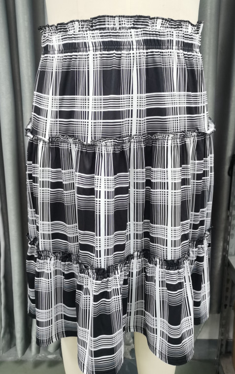 ROSEGAL Plus Size kockovaná volánová midi sukňa A strihu 2023 letná móda čiernobiela rozšírená sukňa s elastickým pásom 4XL