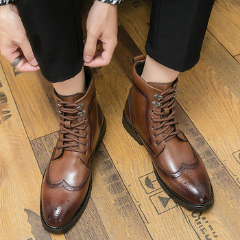 Κλασικές μπότες βρετανικού στιλ Ανδρικές δερμάτινες μπότες σκάλισμα με κορδόνια Μπότες αστραγάλου με μυτερή μύτη Χαμηλό τακούνι με χοντρή σόλα Επαγγελματικές μπότες γνωριμιών