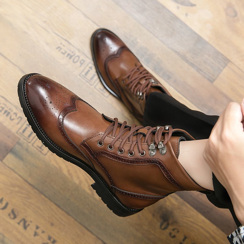 Κλασικές μπότες βρετανικού στιλ Ανδρικές δερμάτινες μπότες σκάλισμα με κορδόνια Μπότες αστραγάλου με μυτερή μύτη Χαμηλό τακούνι με χοντρή σόλα Επαγγελματικές μπότες γνωριμιών