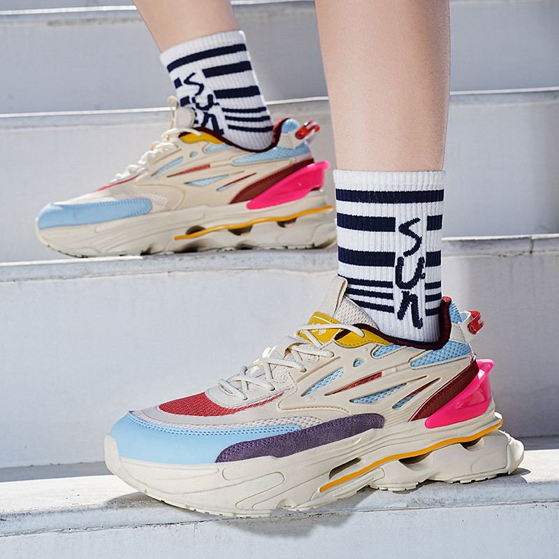 Nove proljetne mrežaste muške ležerne tenisice na vezanje za 2023., modne, neklizajuće, prozračne, udobne, sažete jednobojne cipele za sve za muškarce