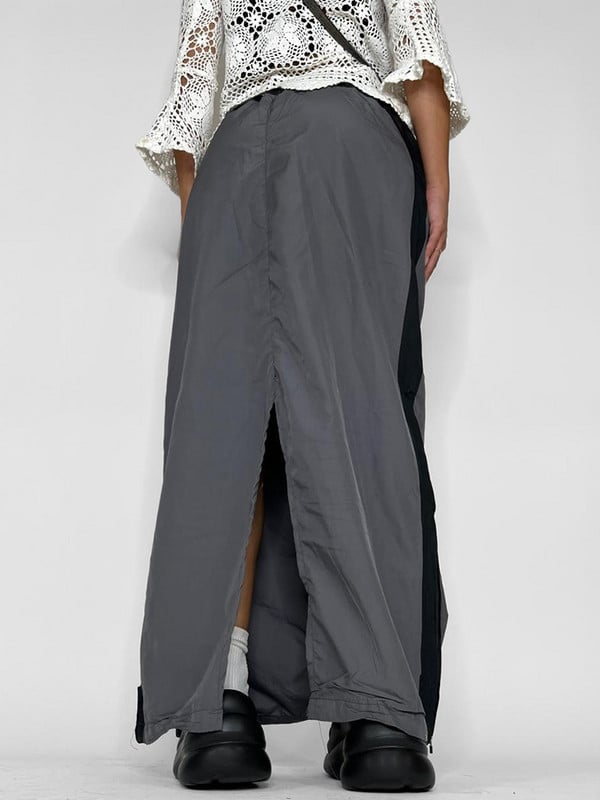 Dámska streetwear ležérna dlhá sukňa Weekeep so sťahovacou šnúrkou, nízkym pásom, rozparkom a prešívanými bočnými pruhmi