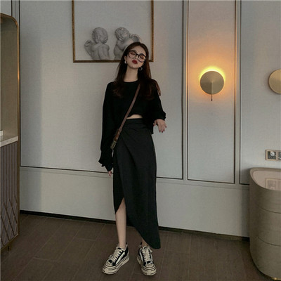 2021. aasta kevade uus Korea versioon kõrge vöökohaga ebakorrapärase lõhikuga seelikust, mustast keskmise pikkusega seelikust, keskaegsest plisseeritud seelikust