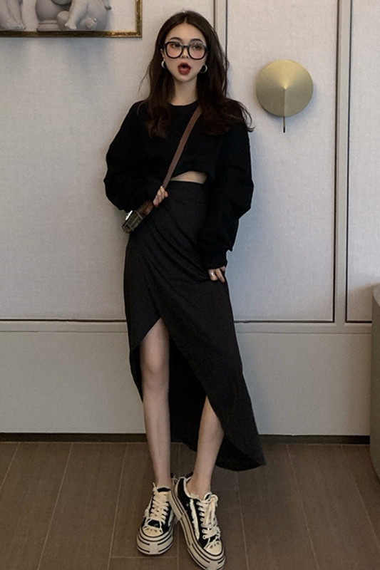 2021. aasta kevade uus Korea versioon kõrge vöökohaga ebakorrapärase lõhikuga seelikust, mustast keskmise pikkusega seelikust, keskaegsest plisseeritud seelikust