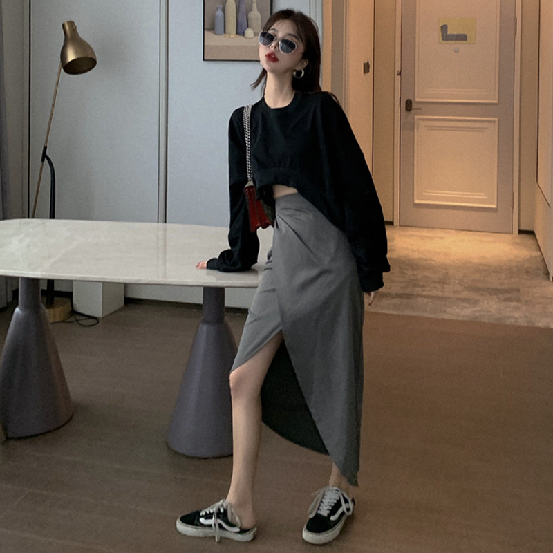 2021. aasta kevade uus Korea versioon kõrge vöökohaga ebakorrapärase lõhikuga seelikust, mustast keskmise pikkusega seelikust, keskaegsest plisseeritud seelikust