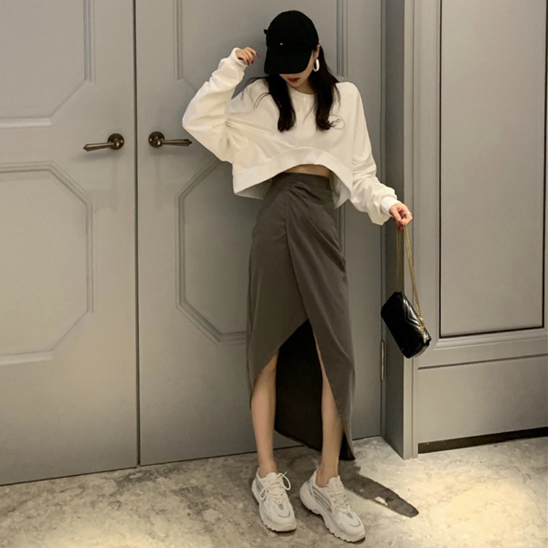 2021. aasta kevade uus Korea versioon kõrge vöökohaga ebakorrapärase lõhikuga seelikust, mustast keskmise pikkusega seelikust, keskaegsest plisseeritud seelikust