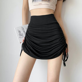 Reguliuojamas raišteliu klostuotas sėdmenų trumpas sijonas, skirtas moteriškam plonam vasariniam aukštam juosmeniui, kojų ilgiui ir plonam sijonui