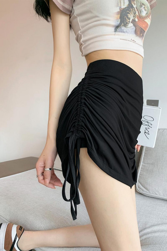 Reguliuojamas raišteliu klostuotas sėdmenų trumpas sijonas, skirtas moteriškam plonam vasariniam aukštam juosmeniui, kojų ilgiui ir plonam sijonui