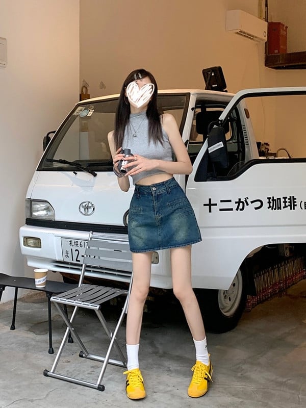 2023 Hong Kong Wind Retro Fusta denim cu talie înaltă Femei Vară Slăbire Geantă subțire Fusta scurtă de șold Fusta sălbatică cu design de nișă