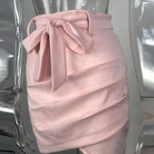 Netaisyklingo apvado plonas, iki kelių prigludęs moteriškas sijonas biurui