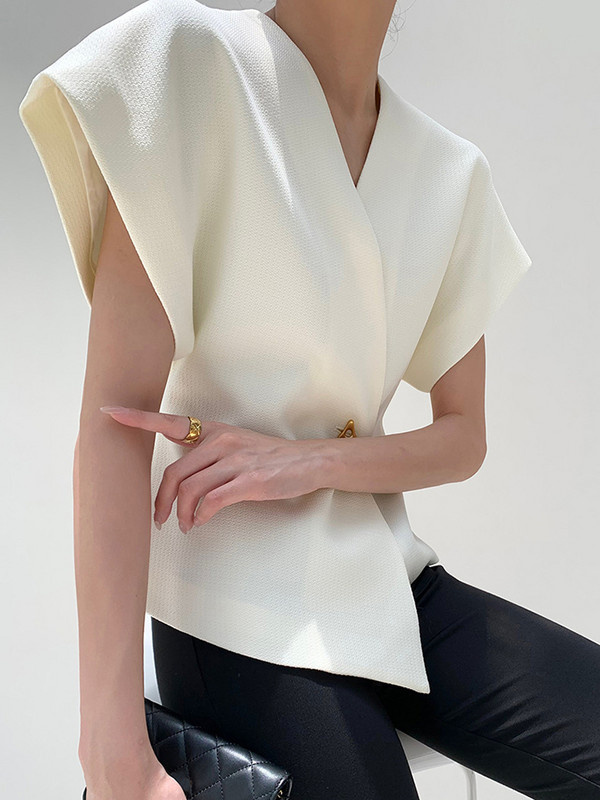 TWOTWINSTYLE Μασίφ γιλέκα αδυνατίσματος για γυναίκες V λαιμό Αμάνικο χιτώνα ακανόνιστο γιλέκο με κουμπιά συνονθύλευμα Γυναικεία μόδα Νέο