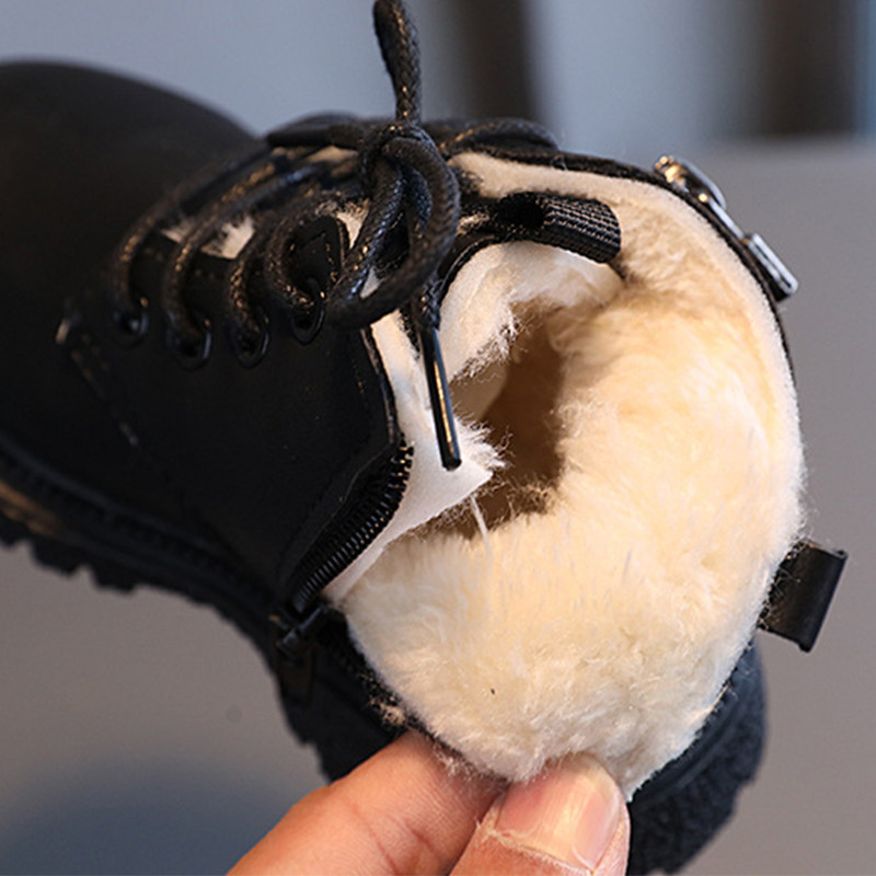 Zima 2022. Nove dječje kratke čizme u engleskom stilu za dječake Zgodne tople plišane čizme Cipele Modni ukrasi za djevojčice E10114