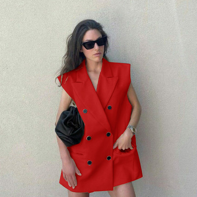 Vestă de damă pentru costum cu rever dublu, fără mâneci.