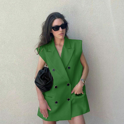 Vestă de damă pentru costum cu rever dublu, fără mâneci.