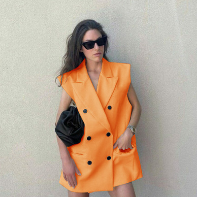 Vestă de damă pentru costum cu rever dublu, fără mâneci.