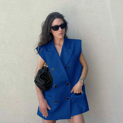 Vestă de damă pentru costum cu rever dublu, fără mâneci.