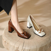 Stil nou de primăvară Pompe pentru femei cu cataramă pătrată Tacone cu cap pătrat de mică adâncime Pantofi versatili din piele lăcuită Tocuri cu grosime medie