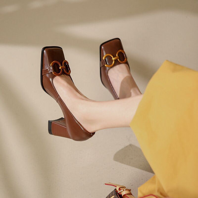 Stil nou de primăvară Pompe pentru femei cu cataramă pătrată Tacone cu cap pătrat de mică adâncime Pantofi versatili din piele lăcuită Tocuri cu grosime medie