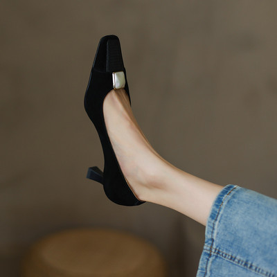 Stil nou de primăvară Pompe pentru femei cu cataramă pătrată Tacone cu cap pătrat de mică adâncime Pantofi versatili din piele lăcuită Tocuri cu grosime medie