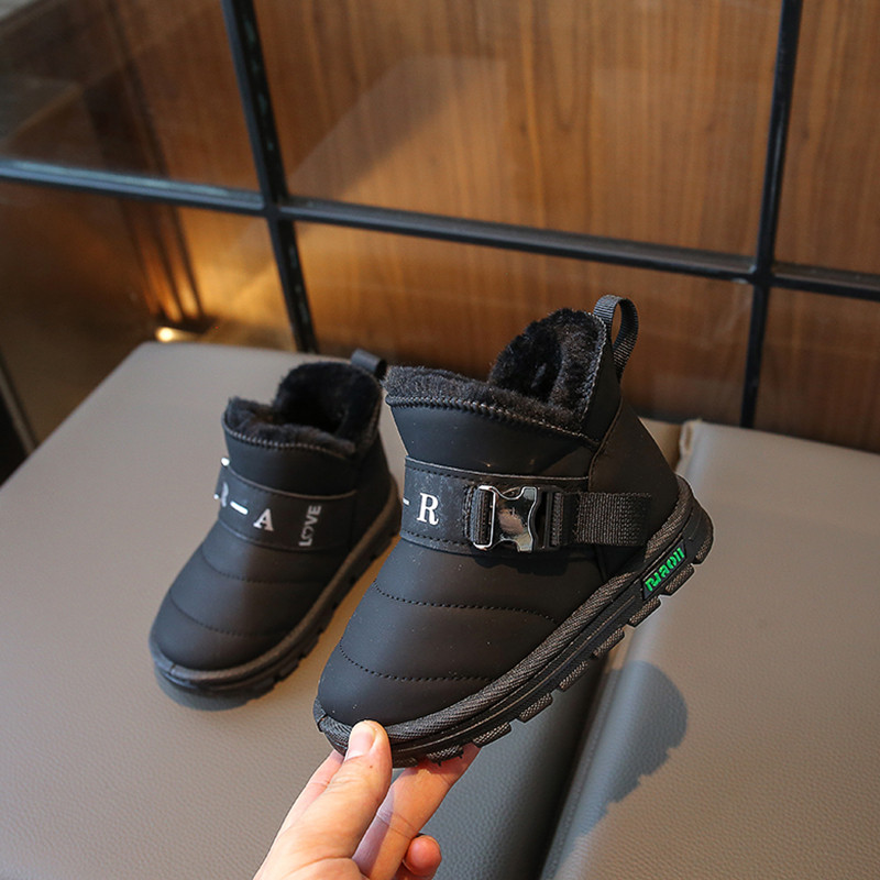 Dječje čizme za snijeg 2023 Nove kaki zimske podstavljene zadebljane pamučne cipele za dječake i djevojčice Bež moda s ravnim dječjim crnim čizmama