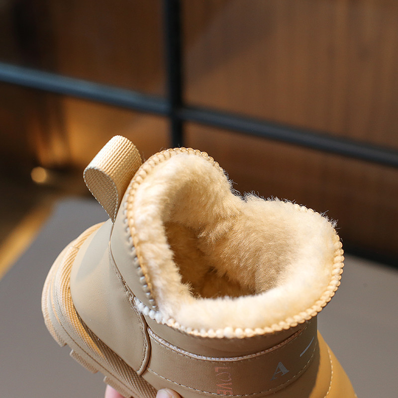 Dječje čizme za snijeg 2023 Nove kaki zimske podstavljene zadebljane pamučne cipele za dječake i djevojčice Bež moda s ravnim dječjim crnim čizmama