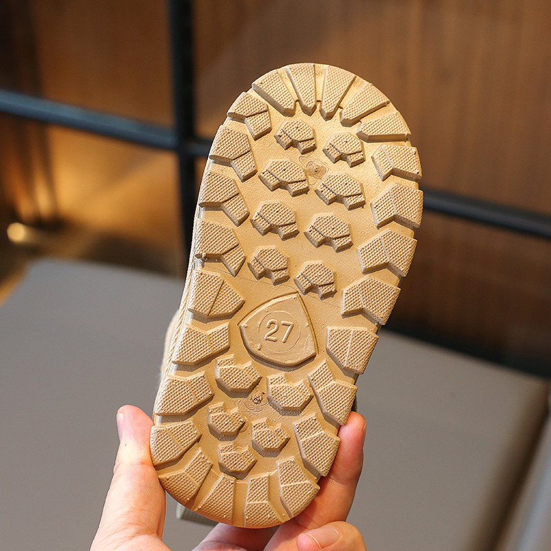 Dječje čizme za snijeg 2023 Nove kaki zimske podstavljene zadebljane pamučne cipele za dječake i djevojčice Bež moda s ravnim dječjim crnim čizmama