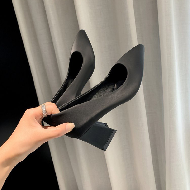 Juodi aukštakulniai batai moteriški vasariniai siurblys Nauji 2023 m. smailūs stori kulniukai, negilūs viengubi batai OL darbiniai aukštakulniai moteriški kieti talo