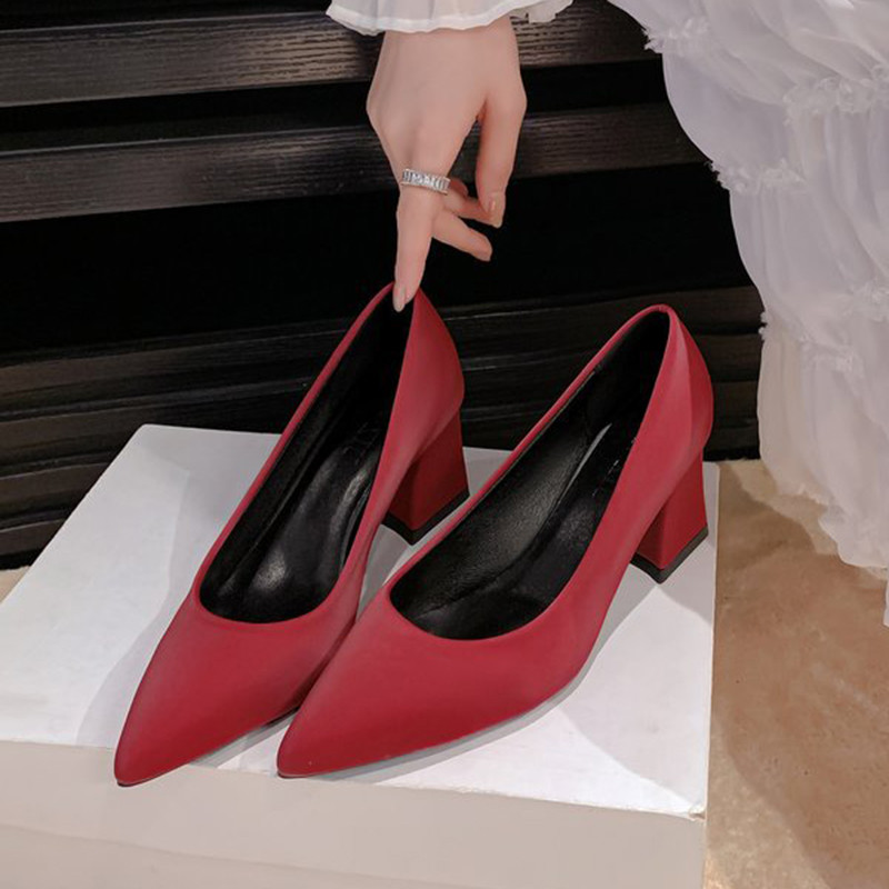 Juodi aukštakulniai batai moteriški vasariniai siurblys Nauji 2023 m. smailūs stori kulniukai, negilūs viengubi batai OL darbiniai aukštakulniai moteriški kieti talo