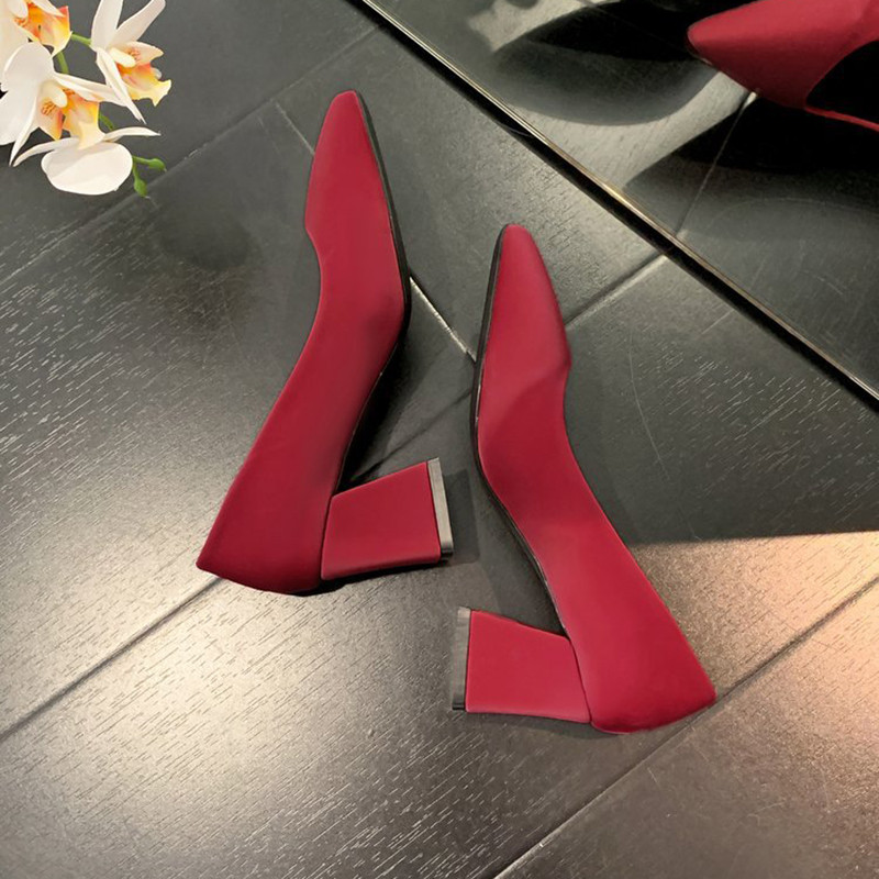 Juodi aukštakulniai batai moteriški vasariniai siurblys Nauji 2023 m. smailūs stori kulniukai, negilūs viengubi batai OL darbiniai aukštakulniai moteriški kieti talo