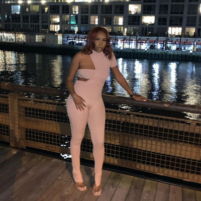 Įprastas, vieno peties mezgimo šonkauliuku moteriškas kombinezonas Seksualus tuščiaviduris trumpomis rankovėmis perpjautas apvadas platėjančios kelnės Plonas kombinezonas moterims