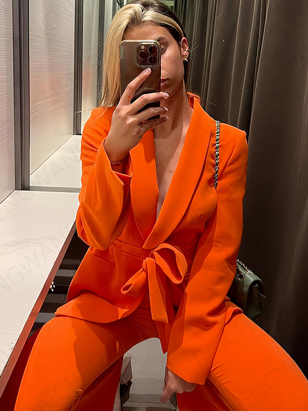 Dámsky oblek s dlhým rukávom a úzkym zapínaním na jeden gombík, oranžový oblek, ležérne nohavice, čisto farebné nohavice s vysokým pásom a širokými nohavicami
