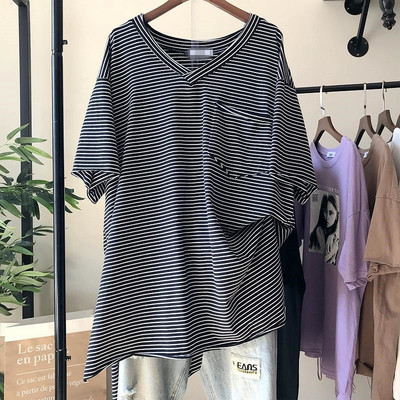 Letné kórejské pruhované nadrozmerné dámske oblečenie 2023 Nové pulóvre s výstrihom do V, voľné topy strednej dĺžky, dámske voľné ležérne tričko