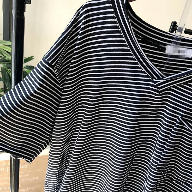 Letné kórejské pruhované nadrozmerné dámske oblečenie 2023 Nové pulóvre s výstrihom do V, voľné topy strednej dĺžky, dámske voľné ležérne tričko