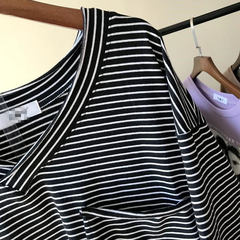 Letné kórejské pruhované nadrozmerné dámske oblečenie 2023 Nové pulóvre s výstrihom do V, voľné topy strednej dĺžky, dámske voľné ležérne tričko