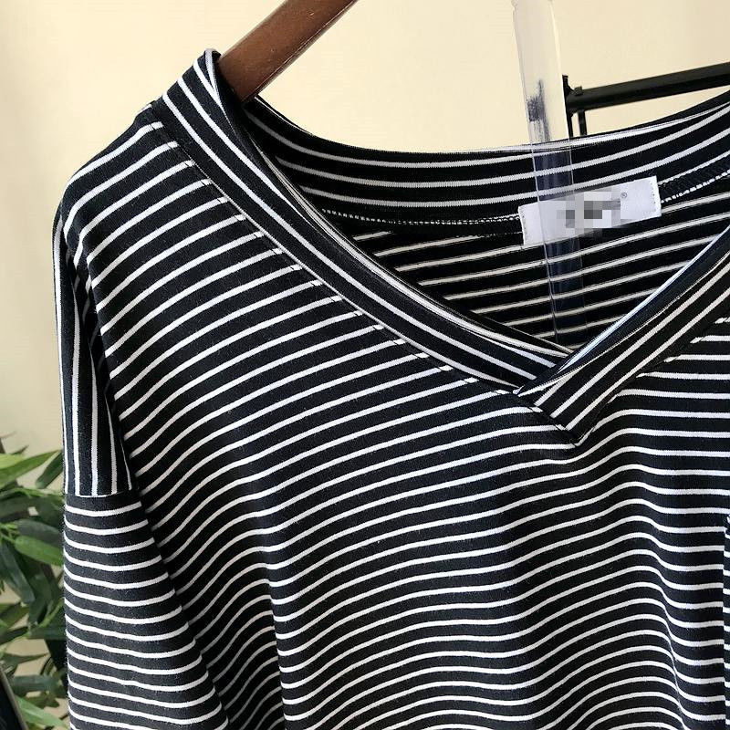 Letné kórejské pruhované nadrozmerné dámske oblečenie 2023 Nové pulóvre s výstrihom do V, voľné topy strednej dĺžky, dámske voľné ležérne tričko