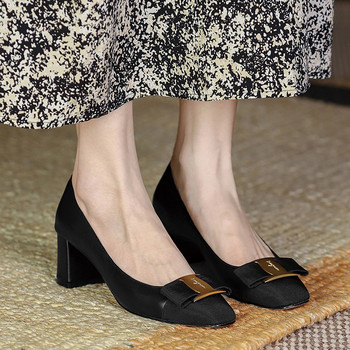 Μόδα 2023 Κλασικό φιόγκο με χοντρό τακούνι Μεταλλική διακόσμηση Lady Pumps Απλή τετράγωνη κεφαλή Δερμάτινα γυναικεία Μονά παπούτσια Γυναικεία παπούτσια