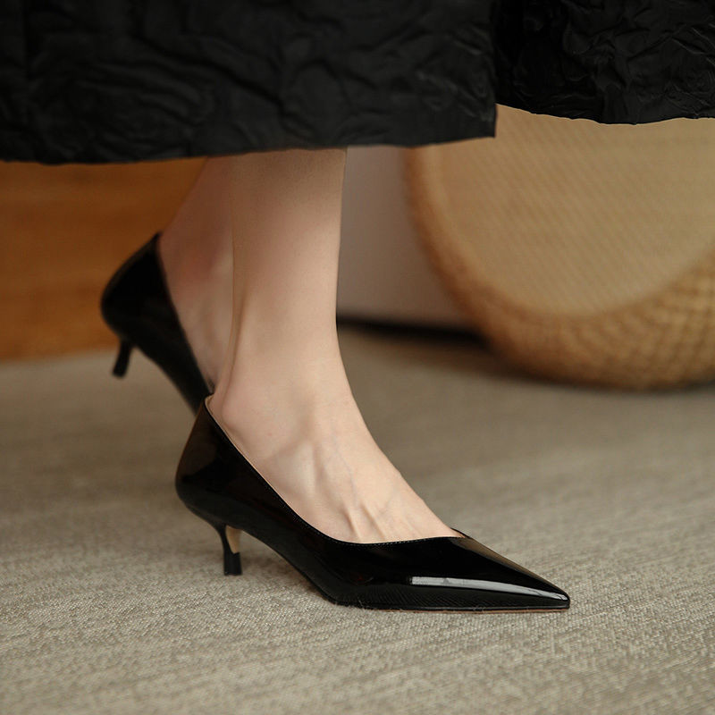Ženska ljetna obuća Stilito Ženske cipele sa špicastim vrhovima 2023. sa srednjom potpeticom Ured crne normalne kožne ležerne elegantne E