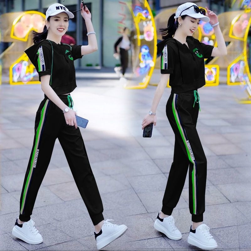 Γυναικείες αθλητικές φόρμες 2023 Καλοκαίρι Νέο λεπτό κοστούμι μόδας κοντό μανίκι πουλόβερ με κουκούλα παντελόνι σετ δύο τεμαχίων για γυναικεία ρούχα σε μεγάλο μέγεθος