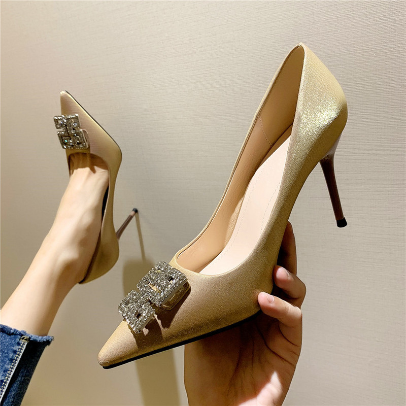 Mäkké hodvábne ihličkové dámske lodičky, čierno-zlaté, jesenné 2023, špicatá špička, krištáľové kamienky, dámske elegantné vysoké podpätky, spoločenské topánky