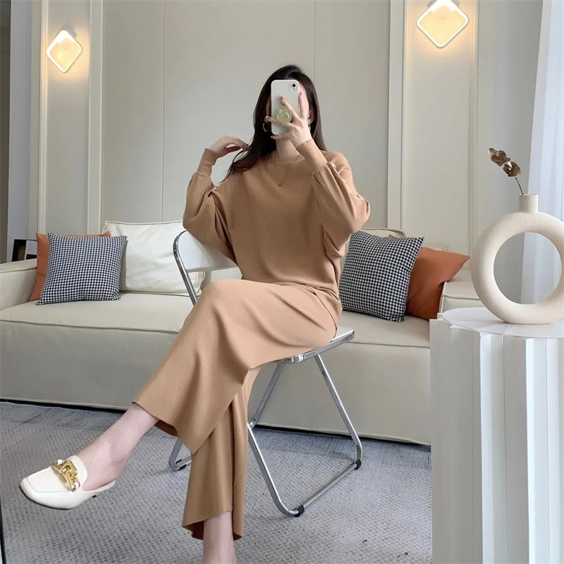 Νέα μόδα σετ δύο τεμαχίων Γυναικεία παντελόνια με ψηλό γιακά επάνω φαρδιά ποδαρικά ρούχα casual φαρδιά κοστούμια φθινοπωρινά πλεκτά σετ παντελονιών με ραβδώσεις 2023