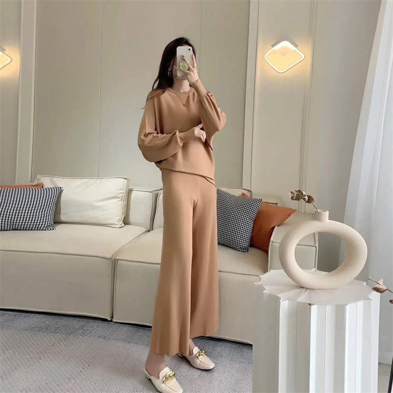 Νέα μόδα σετ δύο τεμαχίων Γυναικεία παντελόνια με ψηλό γιακά επάνω φαρδιά ποδαρικά ρούχα casual φαρδιά κοστούμια φθινοπωρινά πλεκτά σετ παντελονιών με ραβδώσεις 2023