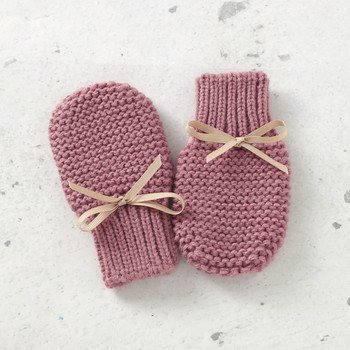 Комплект бебешки обувки + ръкавици Плетени ботуши за новородени момичета Момчета Мъжка ръкавица Модни пеперудени възли Обувки за легло за малки деца Ръчно изработени