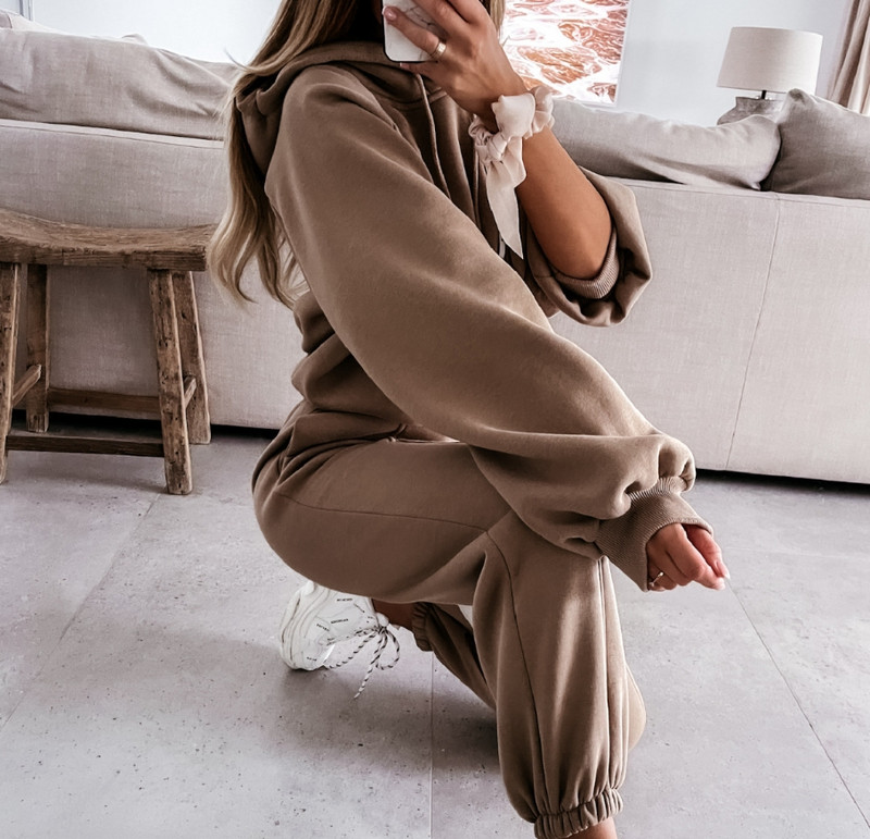 Naiste 2023. aasta uus kuum müük vabaaja moodsate spordikapuutsiga kampsunite komplekt, kaks tükki laos