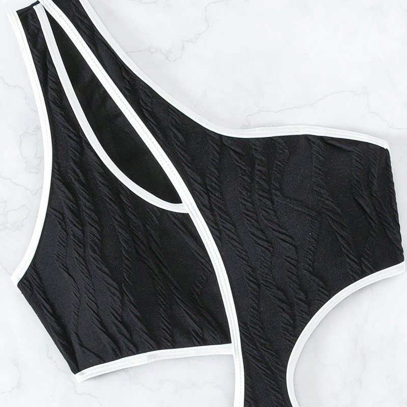 Γυναικείο μαγιό 2023 Μαύρο ολόσωμο γυναικείο κοστούμι μαγιό με έναν ώμο με στρινγκ, καλοκαιρινό μονόκινο στην παραλία