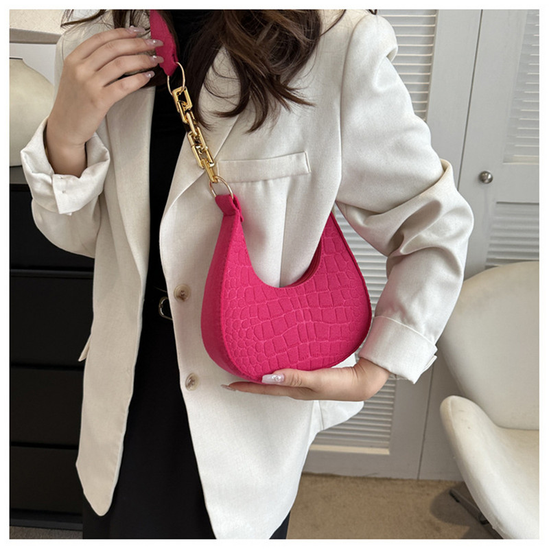 Trend korejske torbe od filca za 2023. Ženska torba ispod pazuha s kamenim uzorkom Jednobojna torba s lancem preko ramena Ležerna torba