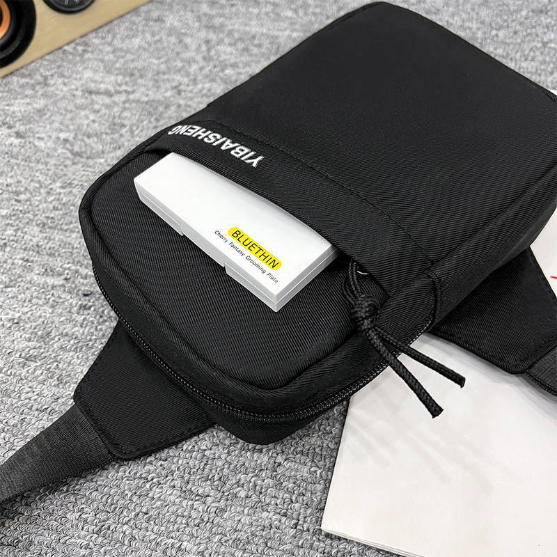 Unisex sportlik õlakott, suur naiste nailonist Fanny Pack Moodne Crossbody kott nädalavahetuse puhkuseks reisimiseks.