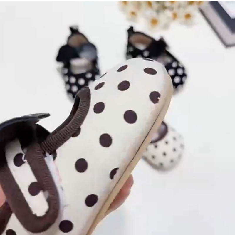 Baby Girl Kings First Walker Bohemian sandaalid Väikelaste kingad Printsessikingad libisemiskindlad vibu must valge täpiline vastsündinu kingad