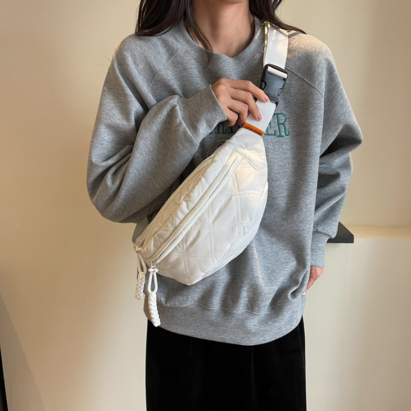 Geantă de piept matlasată Geantă cu banane pentru femei Sling Crossbody Pachet de talie Puffy pentru alergare Geantă ocazională Fanny Bag Half Moon Belt Bag