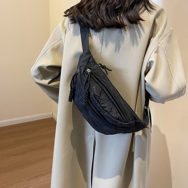 Geantă de piept matlasată Geantă cu banane pentru femei Sling Crossbody Pachet de talie Puffy pentru alergare Geantă ocazională Fanny Bag Half Moon Belt Bag