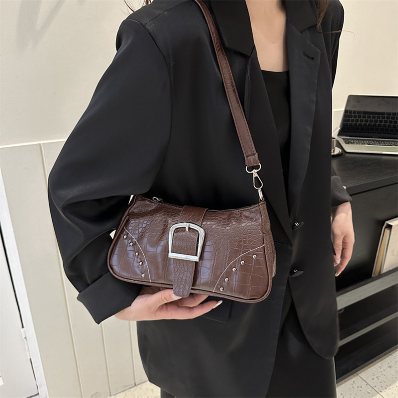 Vintage ženske torbe na rame sa zakovicama Y2K ženska torba ispod pazuha Modni lanac Male ručne torbice PU kožna ženska torbica Clutch torbica